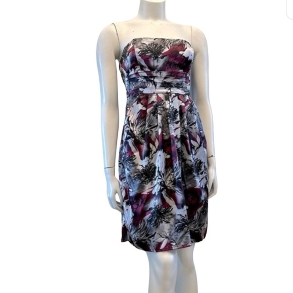 RW&CO pretty floral strapless dress. Tie waist. Side zipper. Pockets. EEUC